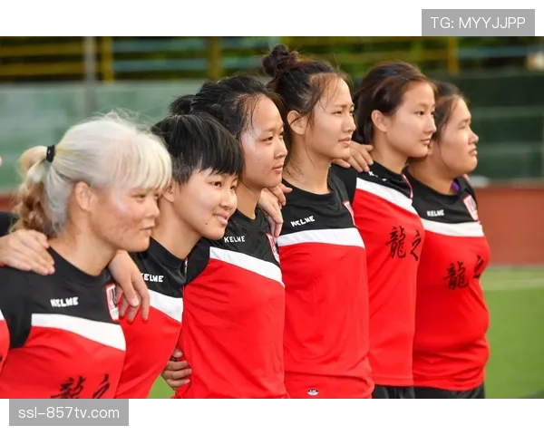 特写:诺坎普球场为听障球迷提供实时手语解说服务获好评 特写:诺坎普球场为听障球迷提供实时手语解说服务获好评